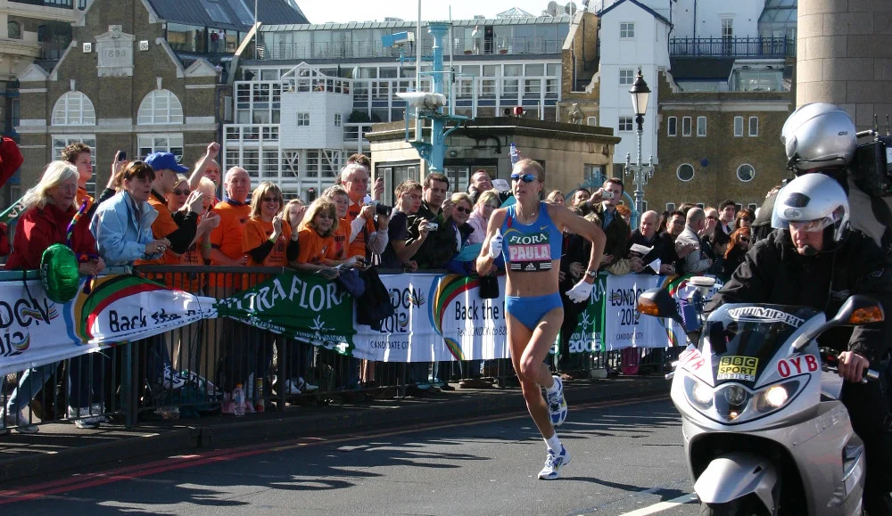 Paula Radcliffe leading race in 2005